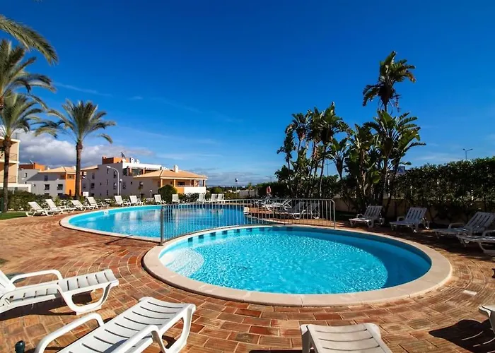 Globe 33 By Ici Algarve 알부페이라